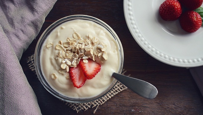 jogurt-kalorije-proteini-vitamini-i-prednosti-za-zdravlje
