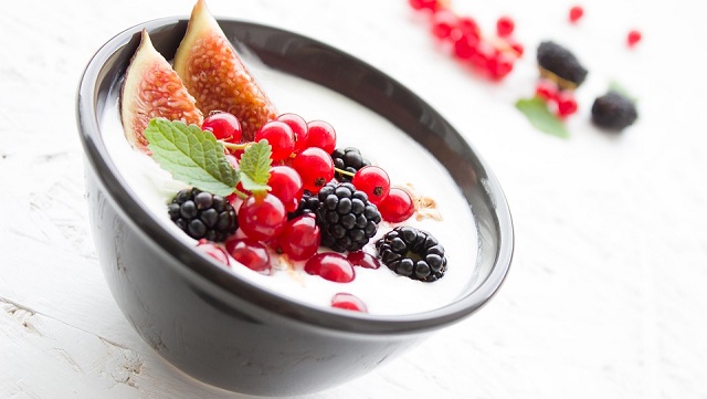 grcki-jogurt-kalorije-sastav-upotreba-u-ishrani-recepti-i-cena